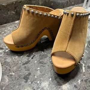 Dingo peace n love clog sz 7